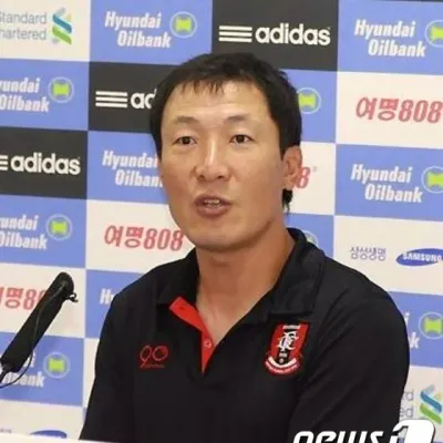 윤정춘 축구감독